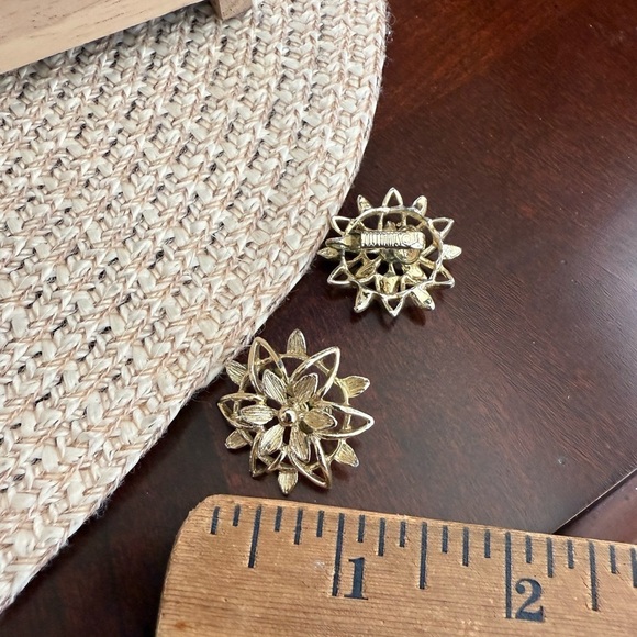 Vintage Sarah Conv ClipOn Earrings - Picture 3 of 3